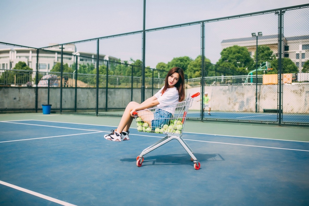 网球场上清纯牛仔裤美女写真套图