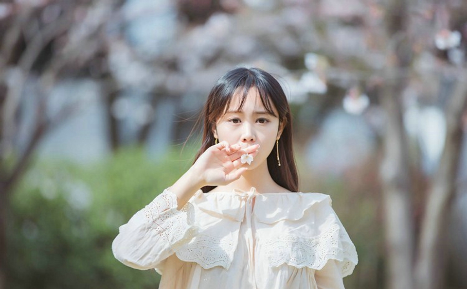 樱花树下肤光胜雪纯净美眉