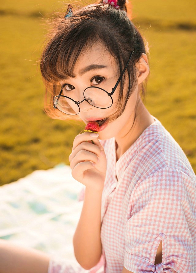 清纯稚嫩俏皮可爱女孩郊外清晰阳光甜美活泼写真