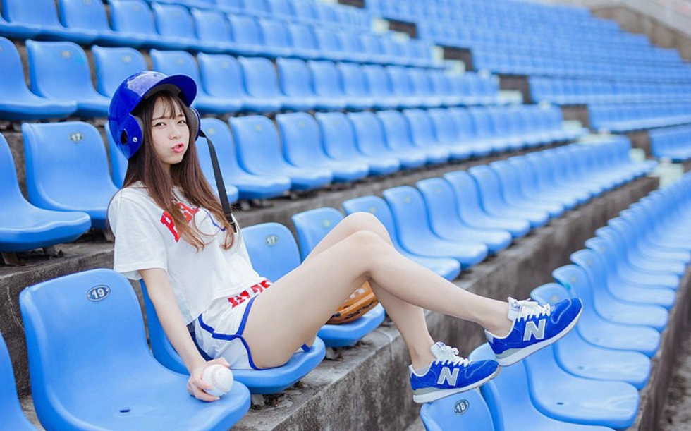 明眸皓齿阳光下清纯棒球少女