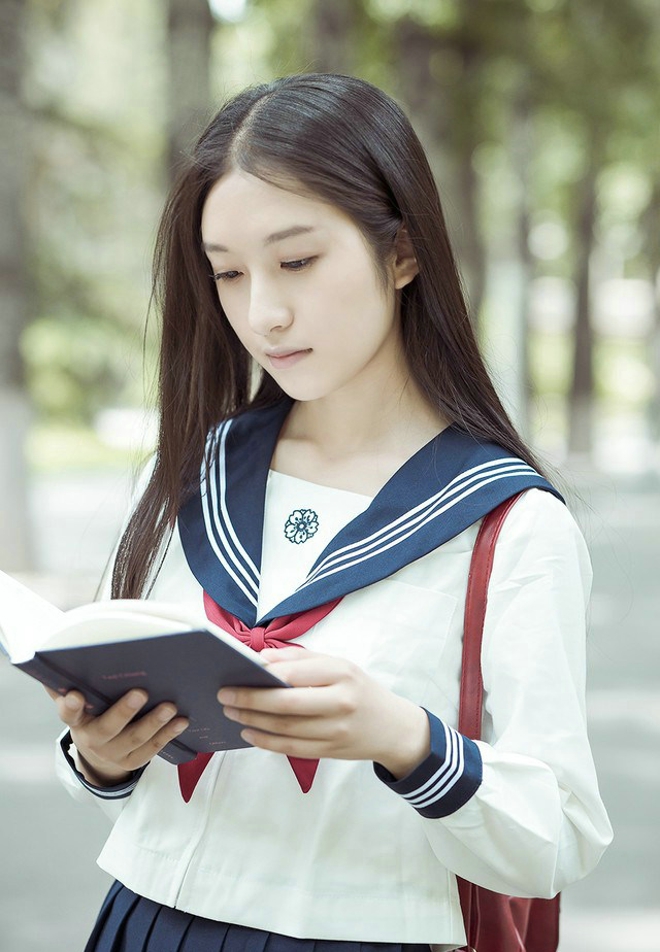 长发美女甜甜的微笑教室文艺写真