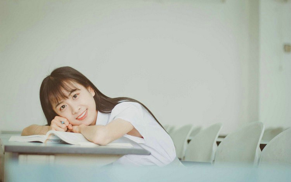 纯净唯美金融系阳光美女教室俏皮可爱唯美写真