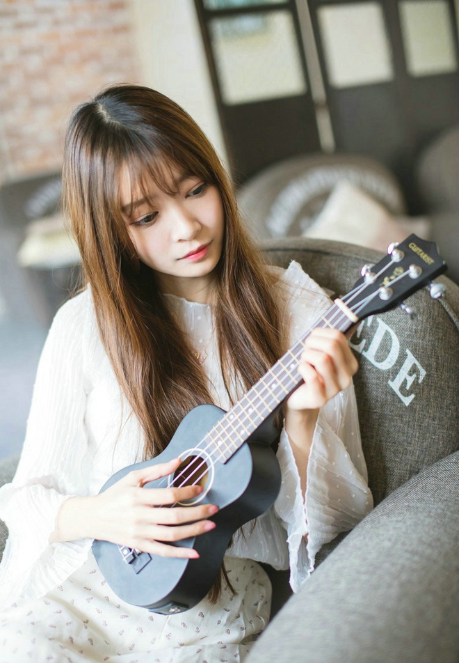 粉嫩清甜美女午后休憩清纯阳光俏皮可爱唯美写真