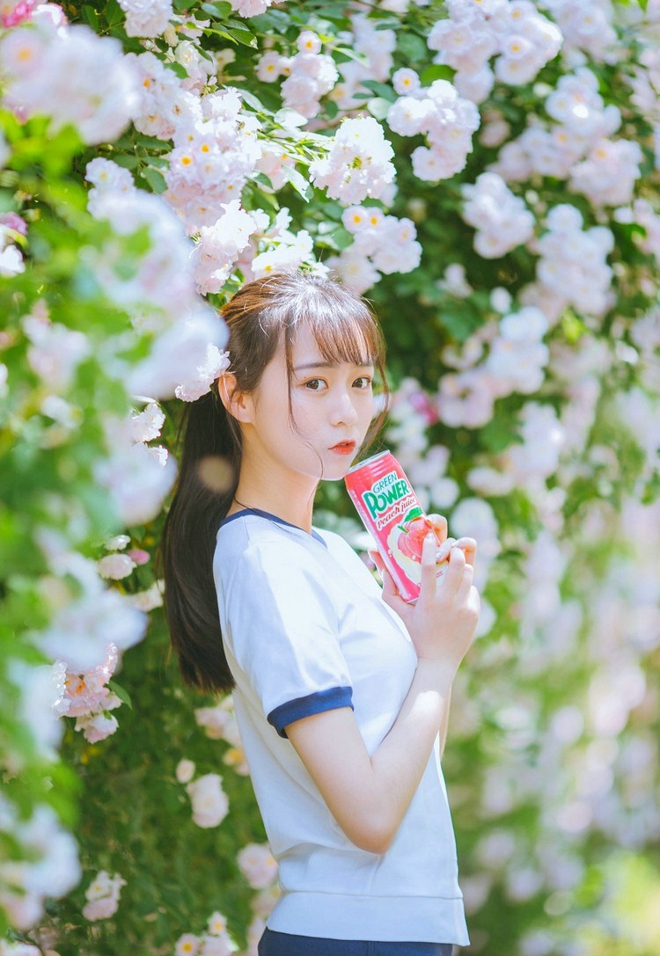 校园长发刘海女神笑起来元气满满温馨写真