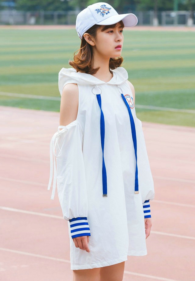 清纯娇嫩白皙阳光运动女生操场运动风写真照片