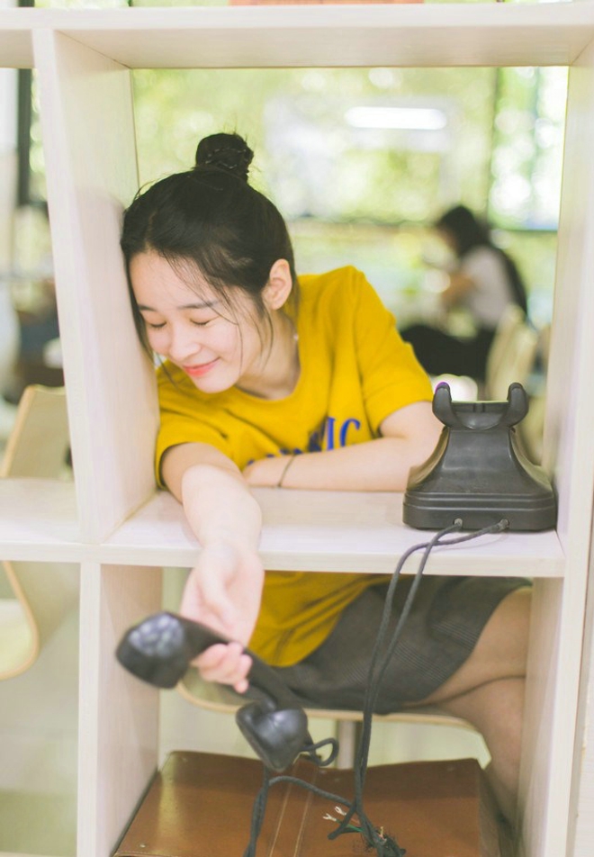 夏季美女外出游玩甜美户外俏皮唯美街拍