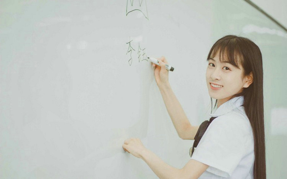 纯净唯美金融系阳光美女教室俏皮可爱唯美写真