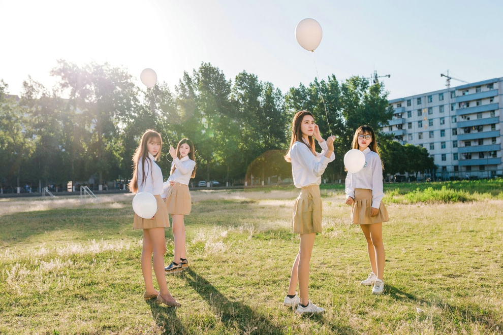 阳光清纯大学长腿美女毕业写真