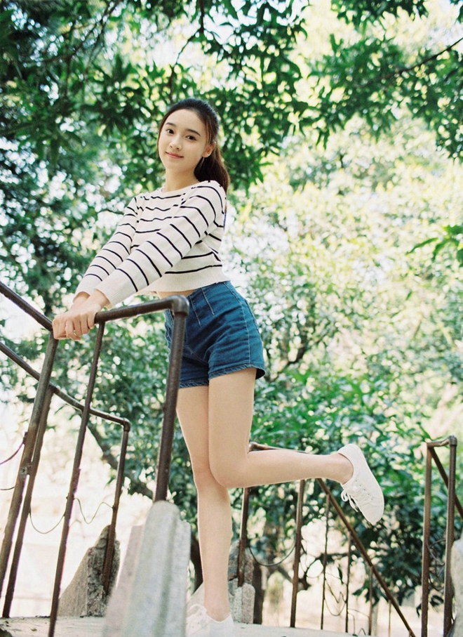 马尾少女牛仔短裤休闲写真