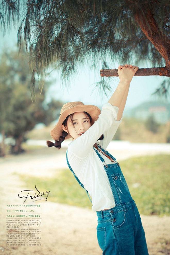 戴帽子清纯牛仔背带裤美女沙滩阳光气质写真