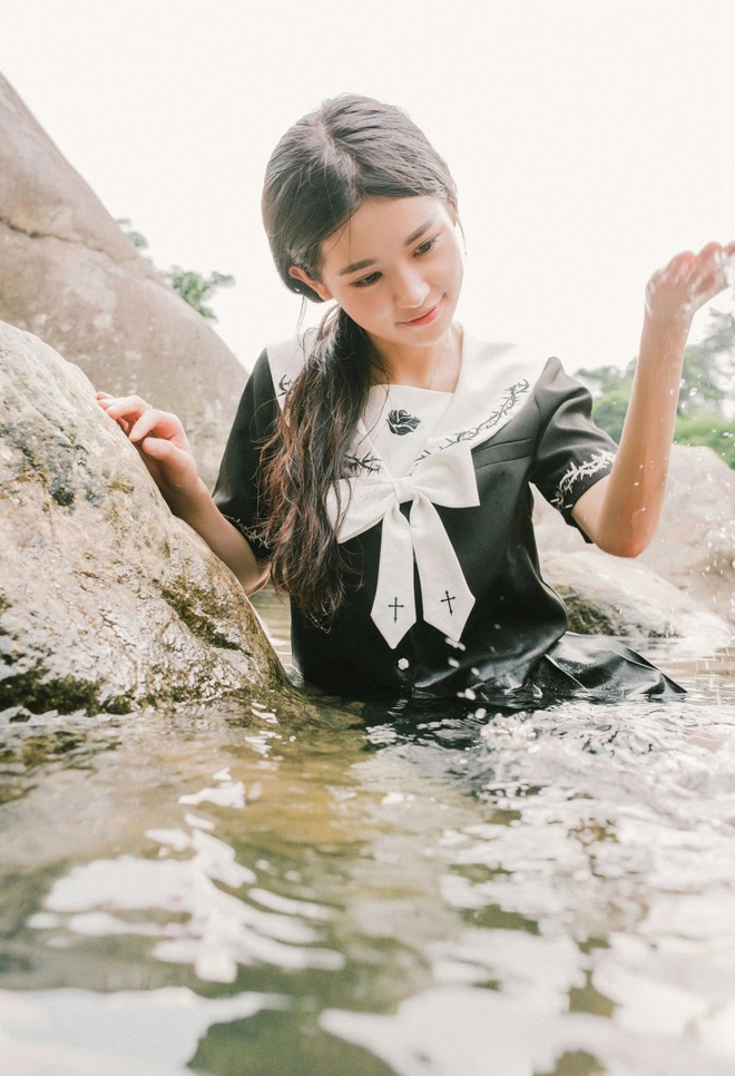 清纯可人养眼长发美女小溪边清新迷人私拍写真