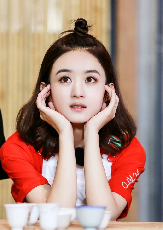 丸子头赵丽颖气质呆萌写真
