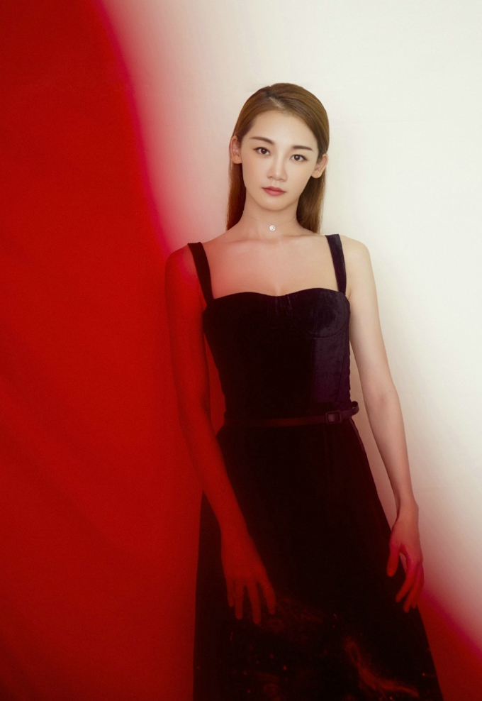 芳华女主苗苗性感优雅长裙写真