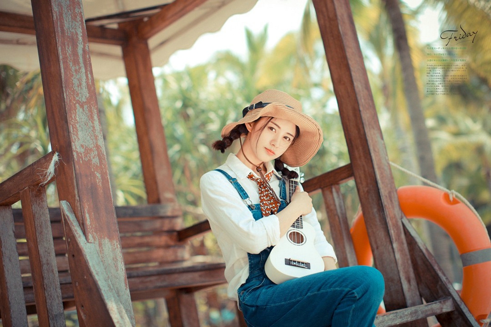 戴帽子清纯牛仔背带裤美女沙滩阳光气质写真