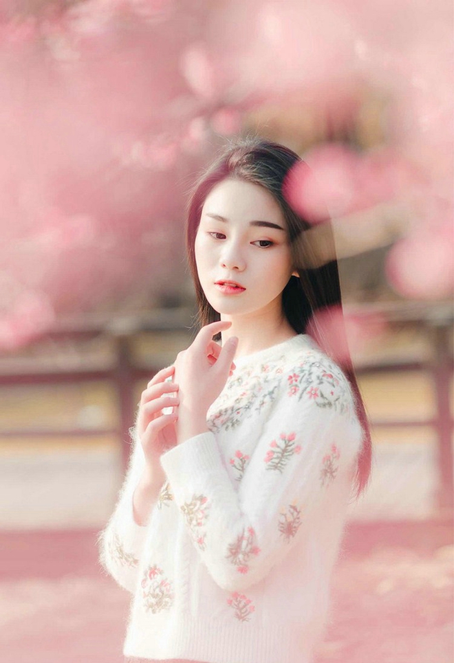 山花烂漫恬静唯美少女