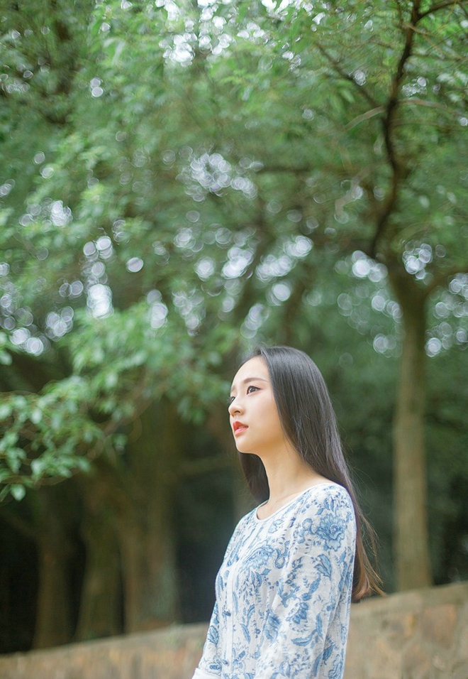 清纯秀雅中分长发及腰美女