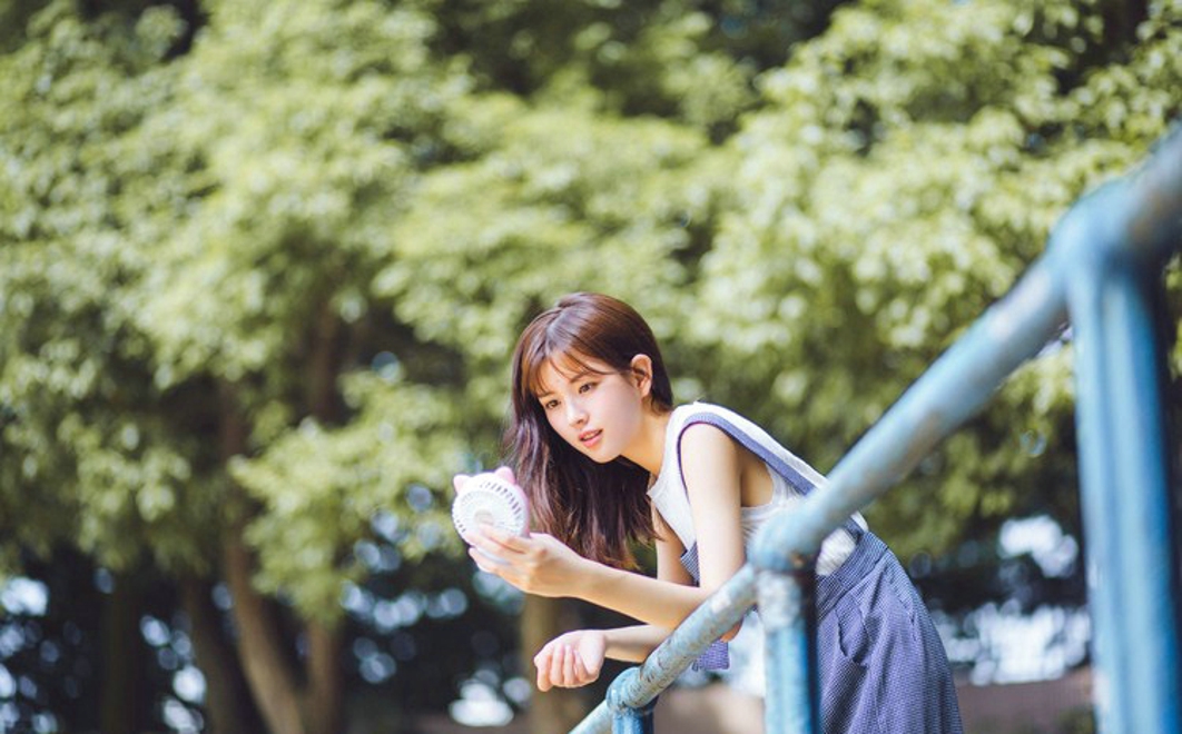 可爱小清新女生完美假日校园跑道气质写真