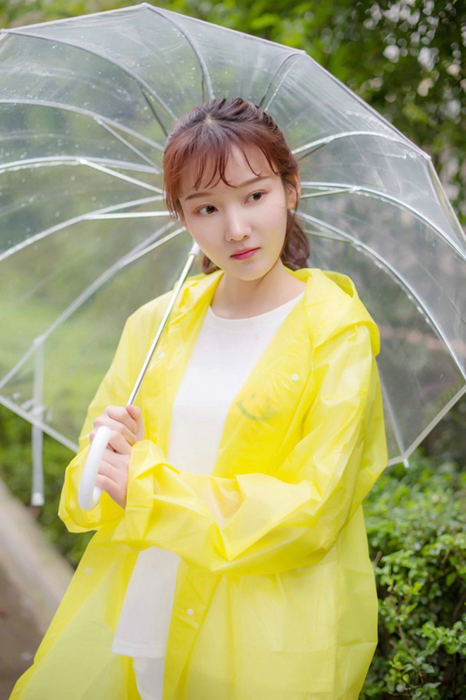 清纯白嫩妹子雨天清新娇巧甜美写真