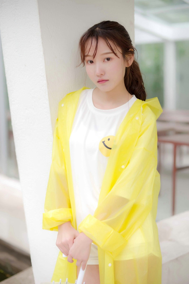 清纯白嫩妹子雨天清新娇巧甜美写真