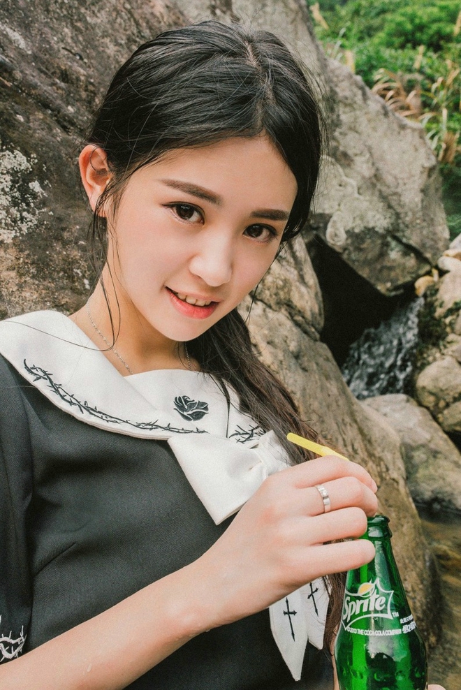 清纯可人养眼长发美女小溪边清新迷人私拍写真