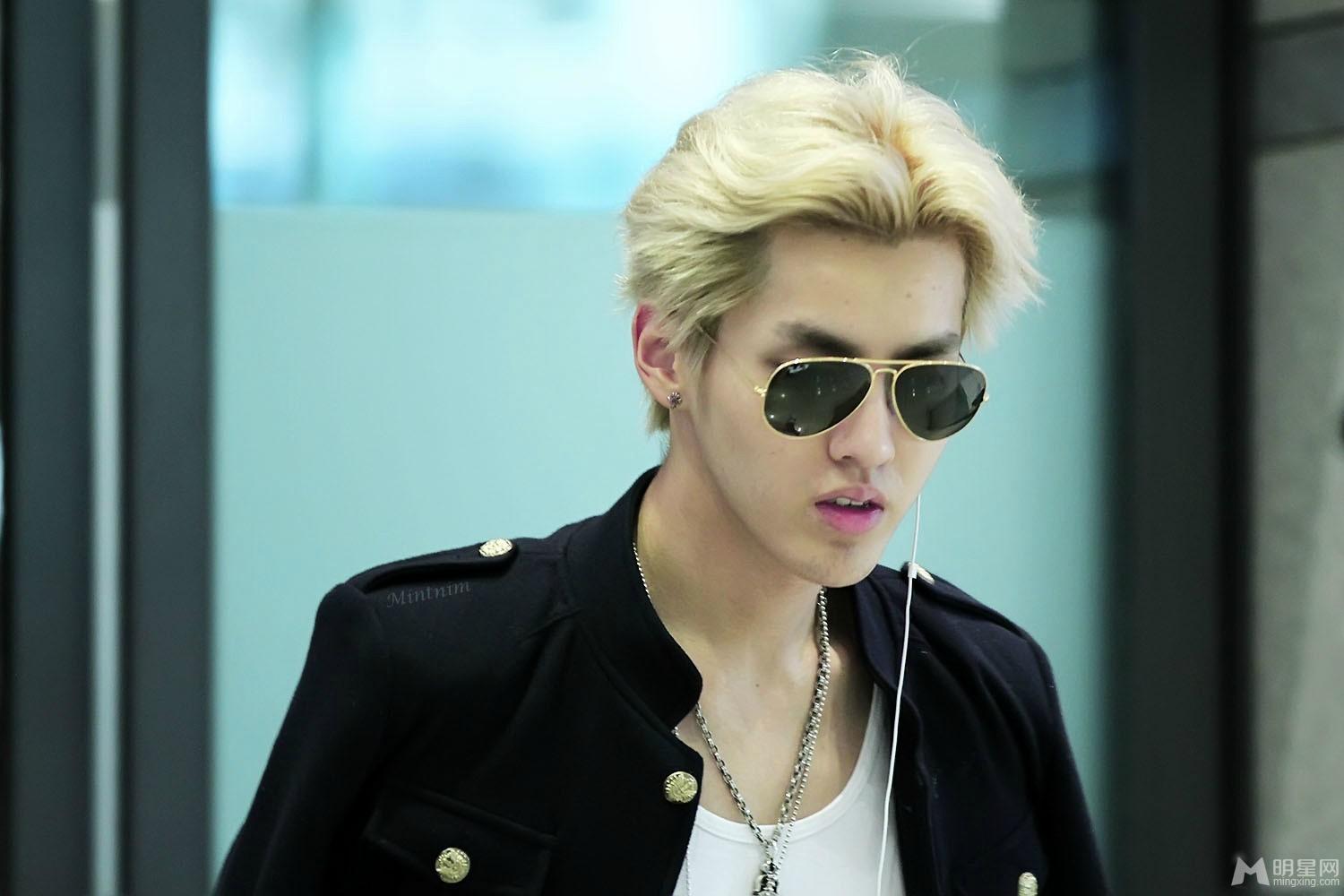 帅气吴亦凡机场照