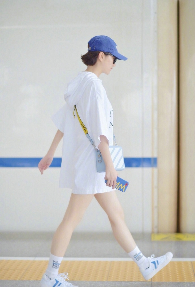 景甜高铁站可爱清爽帅气路拍图