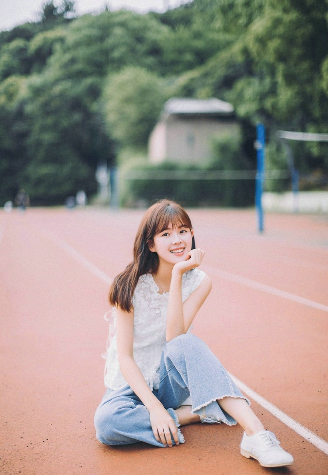 可爱小清新女生完美假日校园跑道气质写真