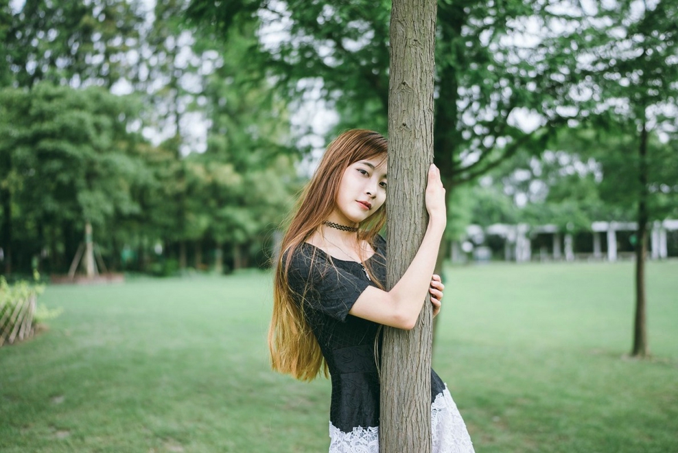 清纯靓丽时尚长发清新美女户外草地俏皮艺术照