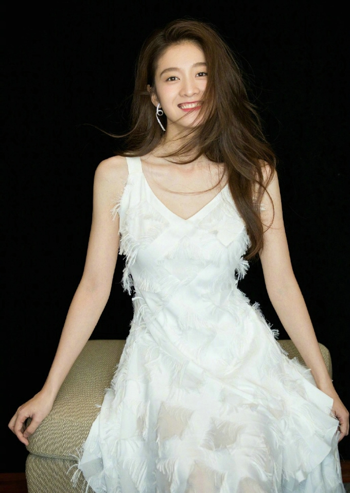 90后女星张雪迎不对称白色羽毛裙仙气飘飘