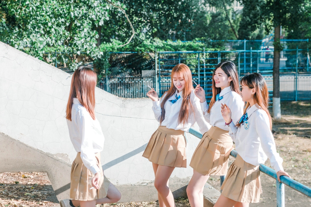 阳光清纯大学长腿美女毕业写真