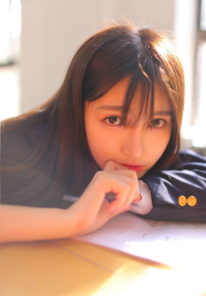 清纯甜美文静可人校服姑娘写真
