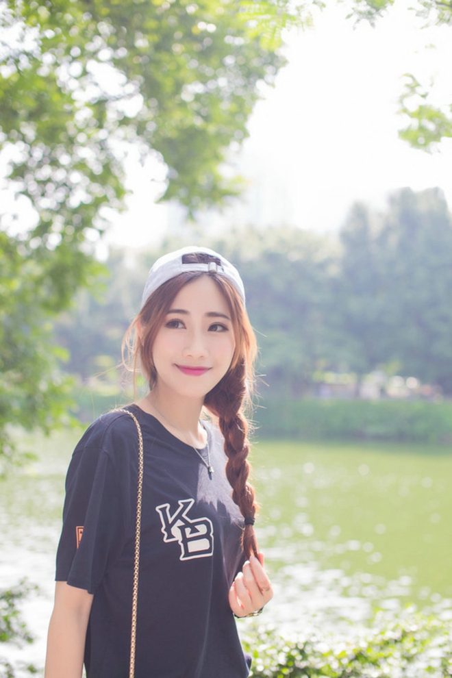 少女气息满满清纯稚嫩户外美女鬼马顽皮自拍照