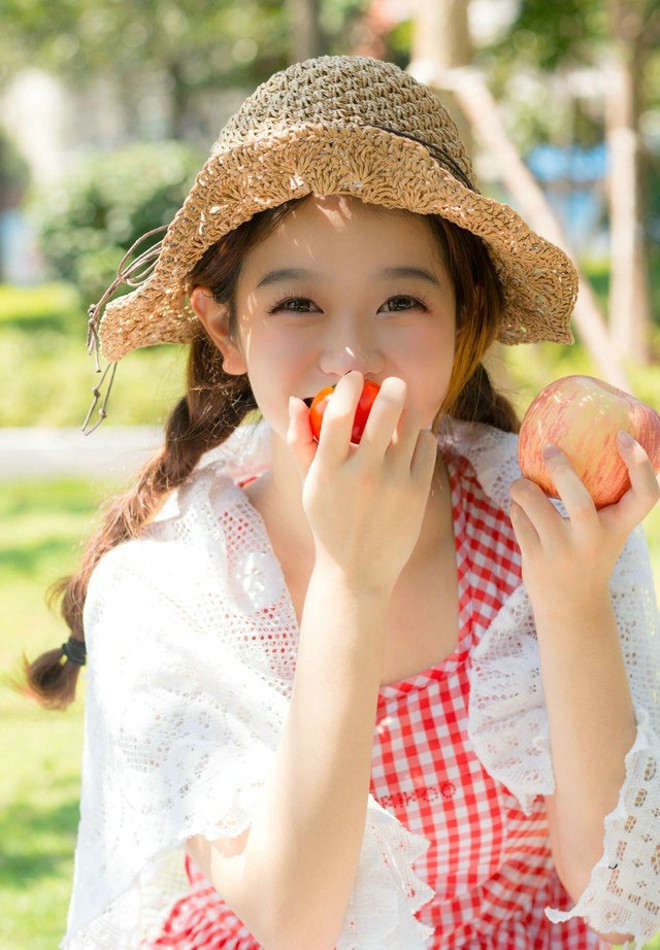 绿色草坪上大眼睛俏皮少女俏皮唯美写真