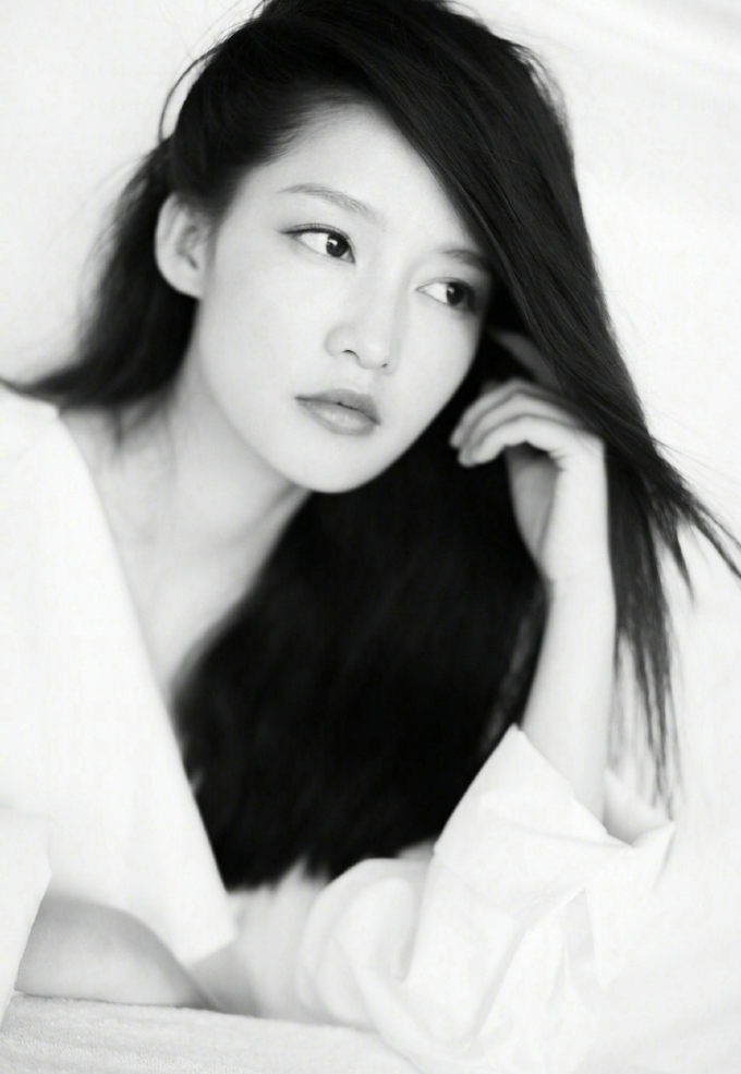 李沁黑白质感写真曝光