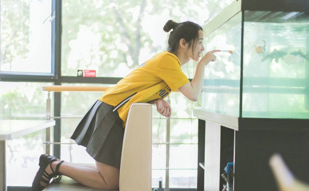 夏季美女外出游玩甜美户外俏皮唯美街拍