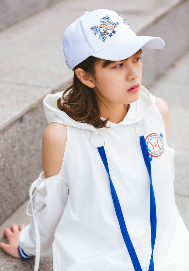 清纯娇嫩白皙阳光运动女生操场运动风写真照片