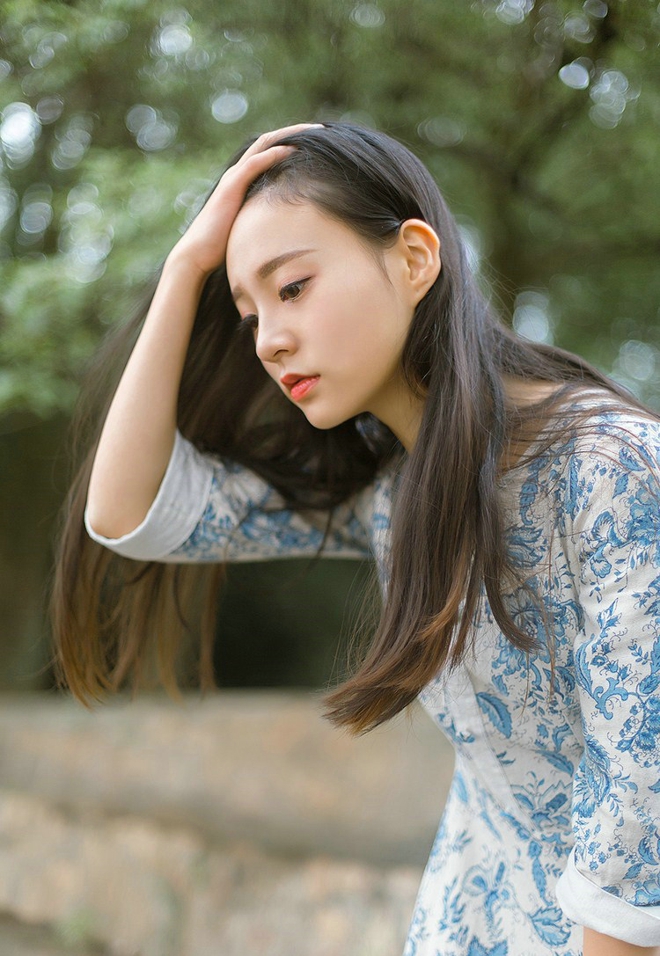 清纯秀雅中分长发及腰美女