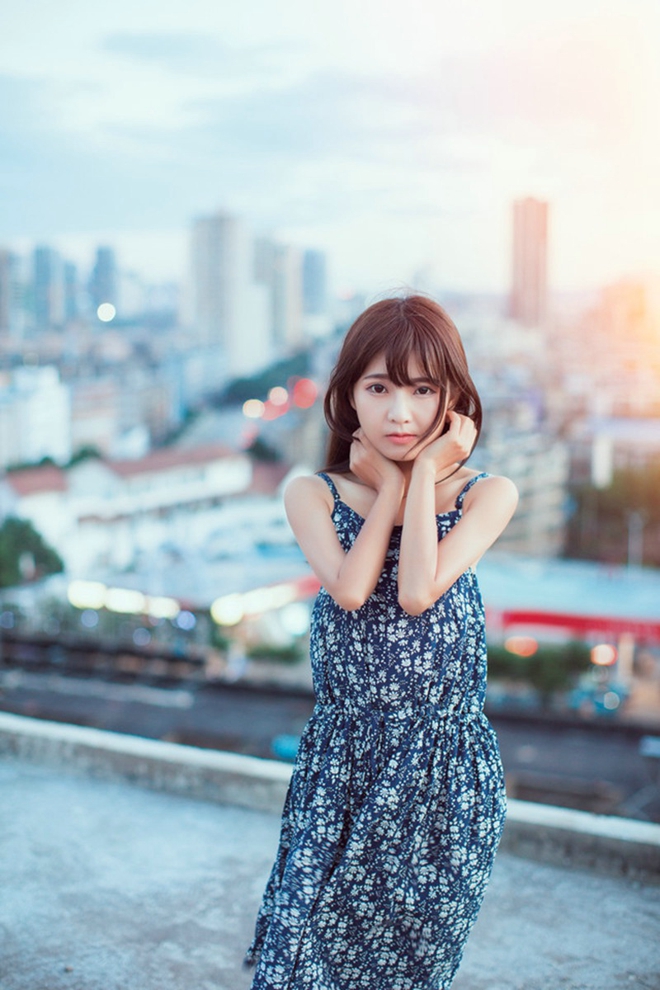 笑容甜美动人可爱阳光清纯美女天台长裙俏皮写真