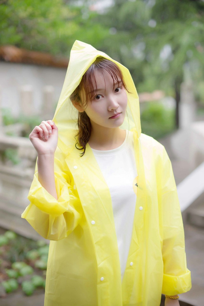 清纯白嫩妹子雨天清新娇巧甜美写真