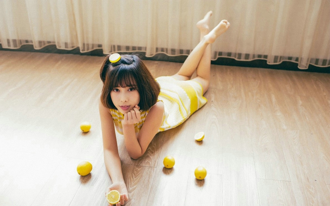 吃柠檬小清新短发美女居家可爱俏皮写真