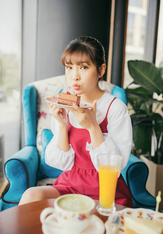 阳光甜品店吃点心美女写真