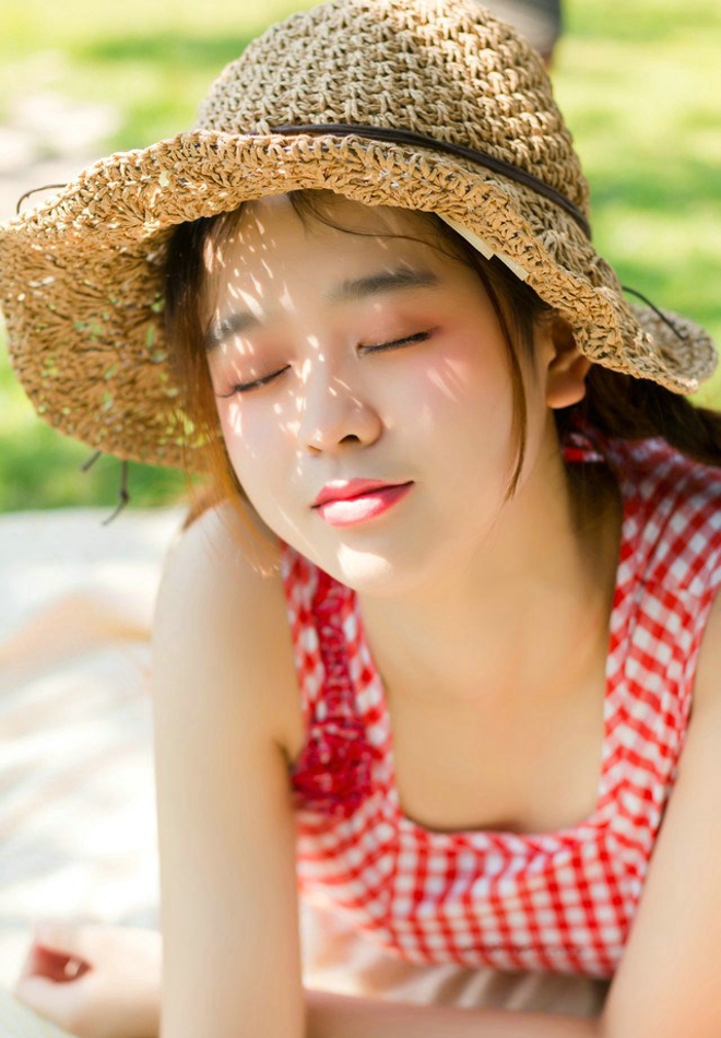 绿色草坪上大眼睛俏皮少女俏皮唯美写真