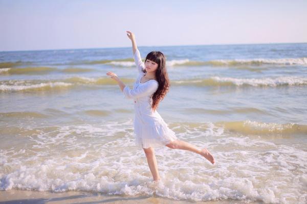 夏日海边美女图片