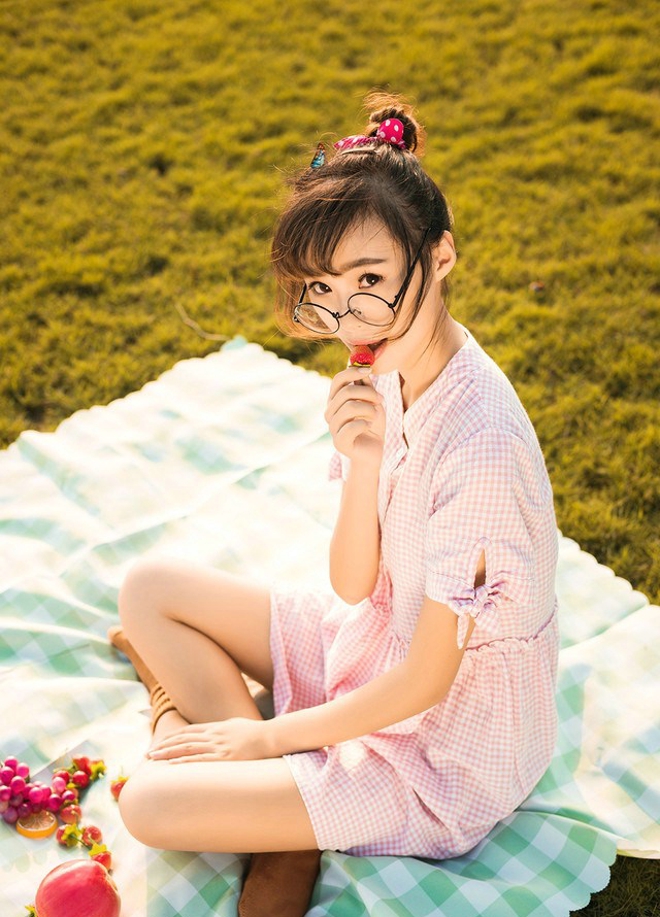 清纯稚嫩俏皮可爱女孩郊外清晰阳光甜美活泼写真