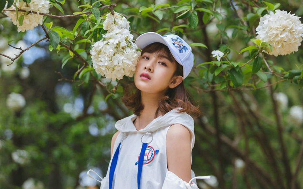 清纯娇嫩白皙阳光运动女生操场运动风写真照片