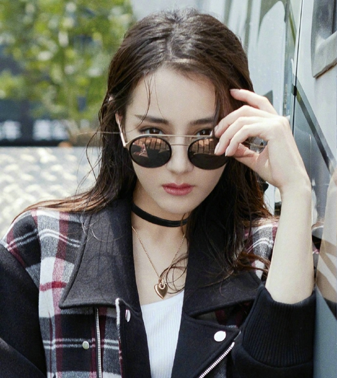 迪丽热巴大片曝光 酷美有型攻气十足