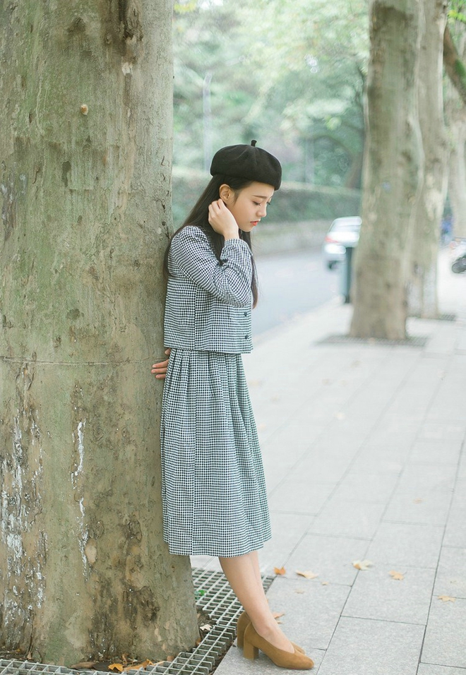 清纯秀雅中分长发及腰美女