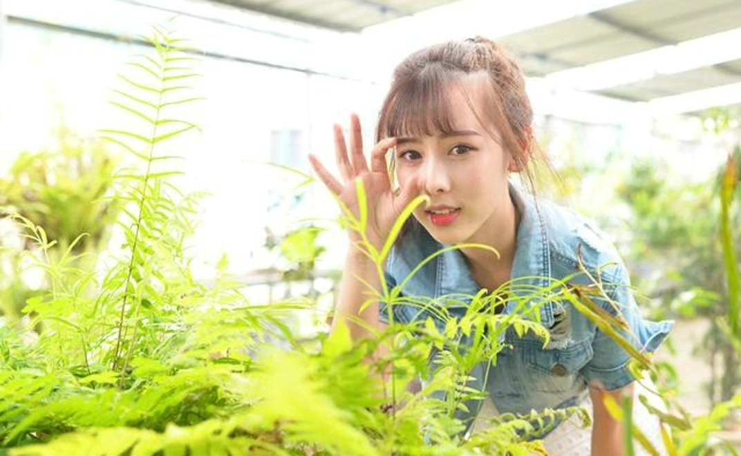 大棚清纯优雅娇嫩牛仔衫女孩