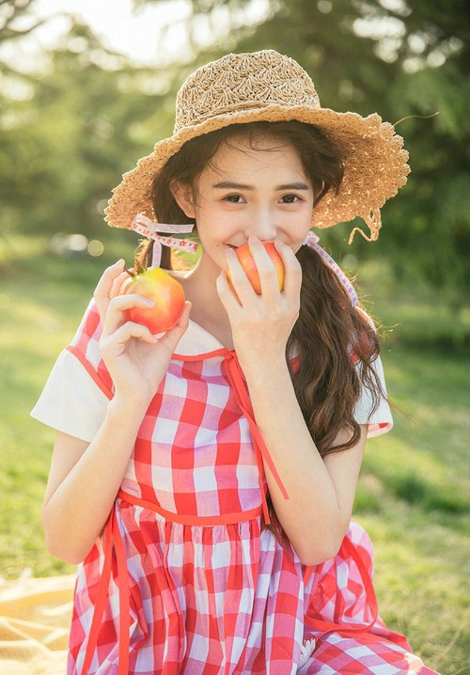 红白裙装美女也爱郊游唯美恬静写真集