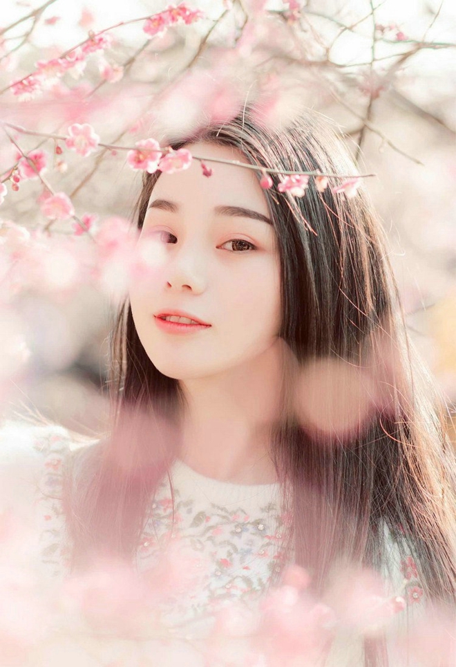 山花烂漫恬静唯美少女